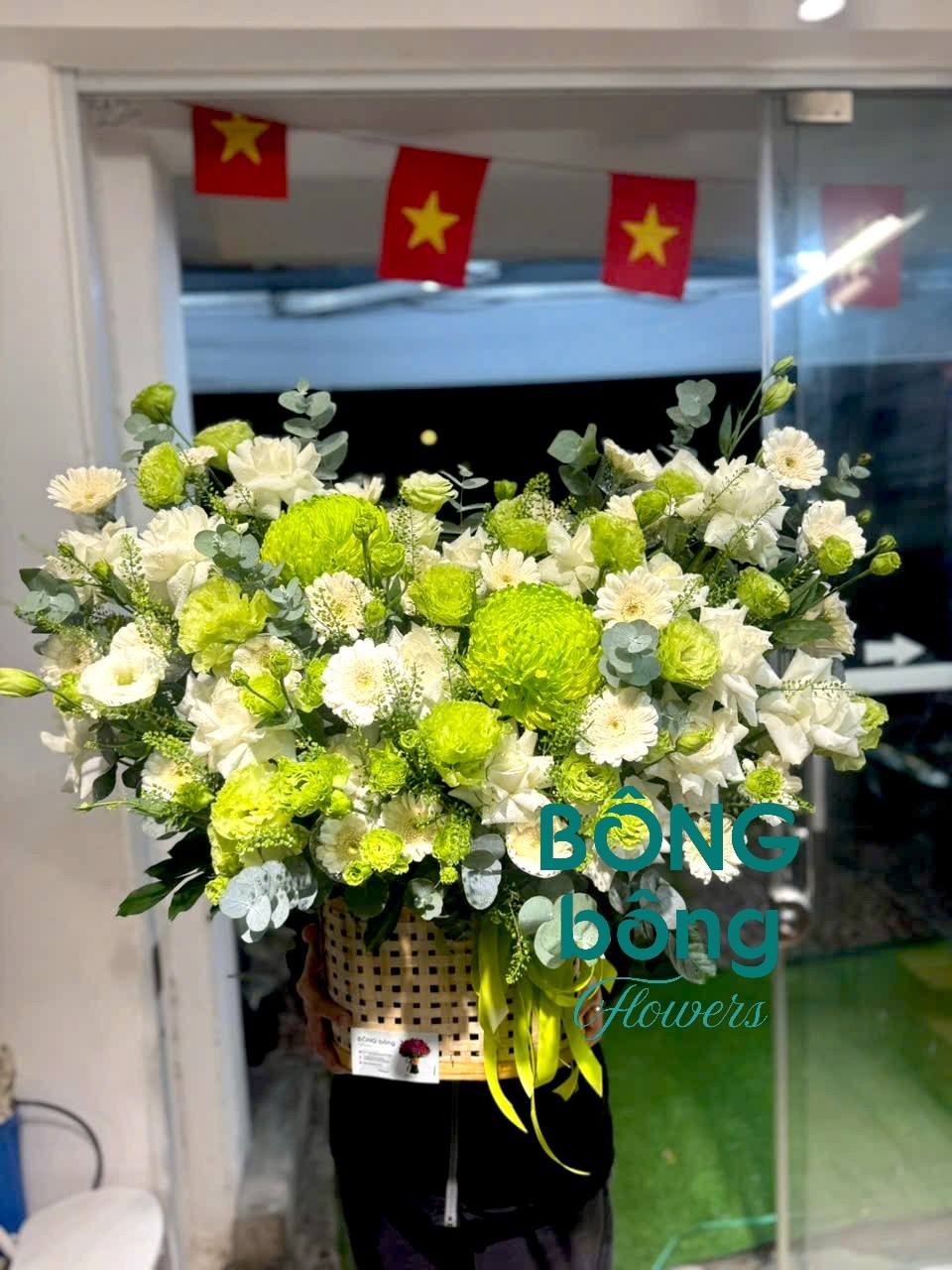 Giỏ Hoa tone xanh lá mix trắng